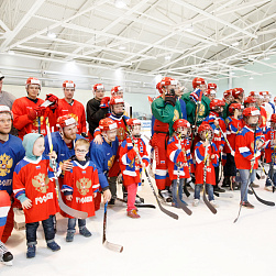 Национальная сборная России по хоккею провела мастер-класс для ребят с синдромом Дауна